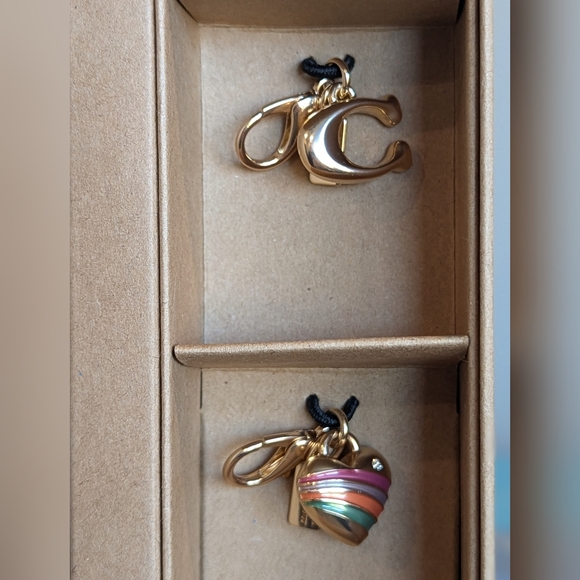 *GIFT IT!* NWT COACH Boxed Wristlet w/2 Charms. - Picture 8 of 9